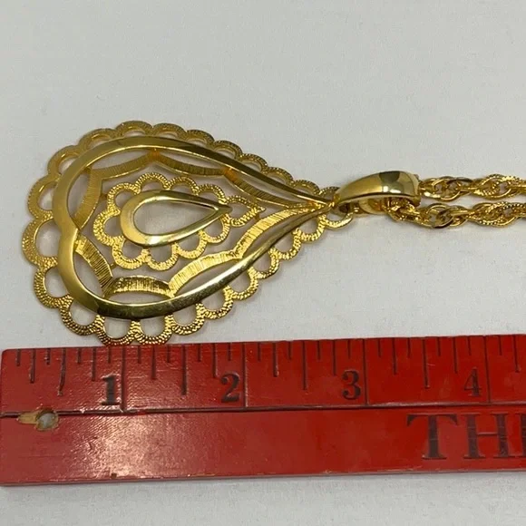 Vintage 24 inch rolo type gold tone chain, with large gold tone pendant. - Picture 5 of 8